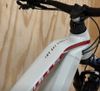 Bulls Sonic EVO AM1 29/27,5, 750Wh, krémová-červená, celoodpružené elektrokolo vel. M