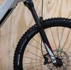 Bulls Sonic EVO AM1 29/27,5, 750Wh, krémová-červená, celoodpružené elektrokolo vel. M