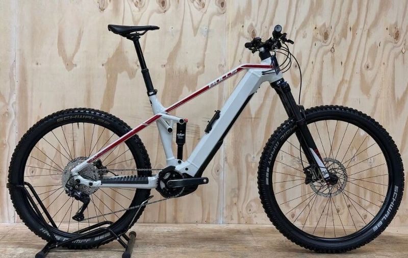 Bulls Sonic EVO AM1 29/27,5, 750Wh, krémová-červená, celoodpružené elektrokolo vel. M