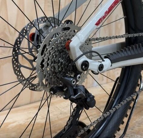 Bulls Sonic EVO AM1 29/27,5, 750Wh, krémová-červená, celoodpružené elektrokolo vel. M