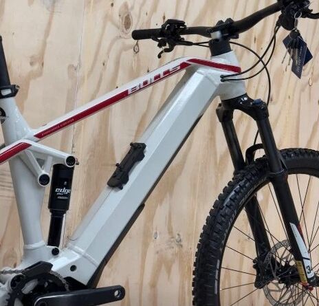 Bulls Sonic EVO AM1 29/27,5, 750Wh, krémová-červená, celoodpružené elektrokolo vel. M