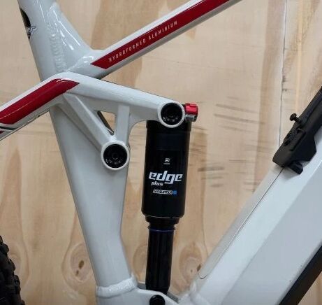 Bulls Sonic EVO AM1 29/27,5, 750Wh, krémová-červená, celoodpružené elektrokolo vel. M