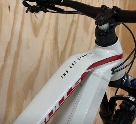 Bulls Sonic EVO AM1 29/27,5, 750Wh, krémová-červená, celoodpružené elektrokolo vel. M