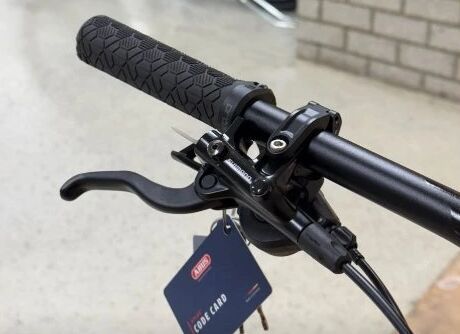 Bulls Sonic EVO AM1 29/27,5, 750Wh, krémová-červená, celoodpružené elektrokolo vel. M