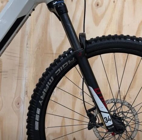 Bulls Sonic EVO AM1 29/27,5, 750Wh, krémová-červená, celoodpružené elektrokolo vel. M