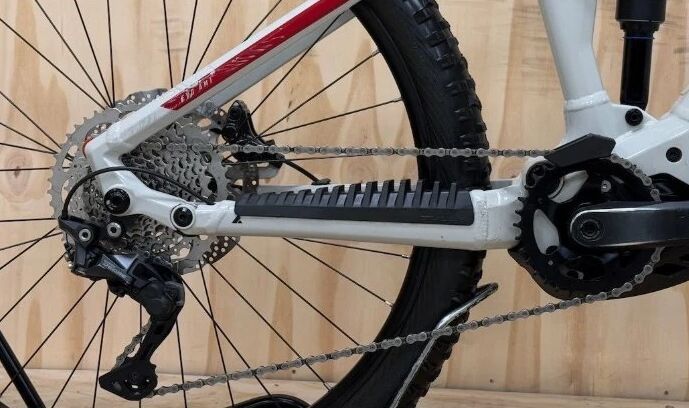 Bulls Sonic EVO AM1 29/27,5, 750Wh, krémová-červená, celoodpružené elektrokolo vel. M
