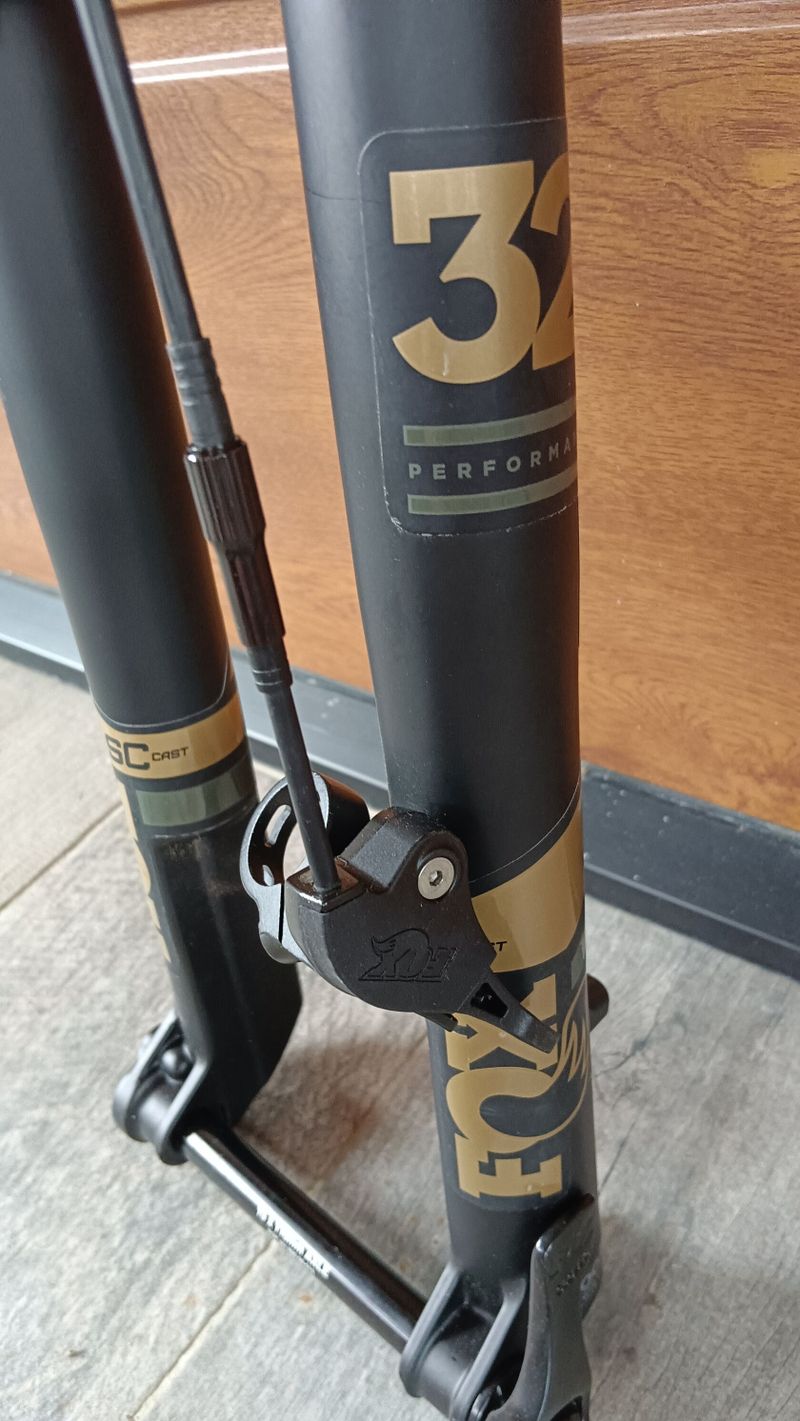 vidlice FOX 32 SC Performance a RockShox Judy 100mm
