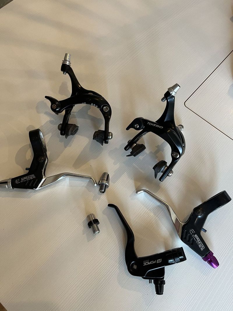 Brzdový set – čelisťové brzdy TEKTRO + páky FORCE 