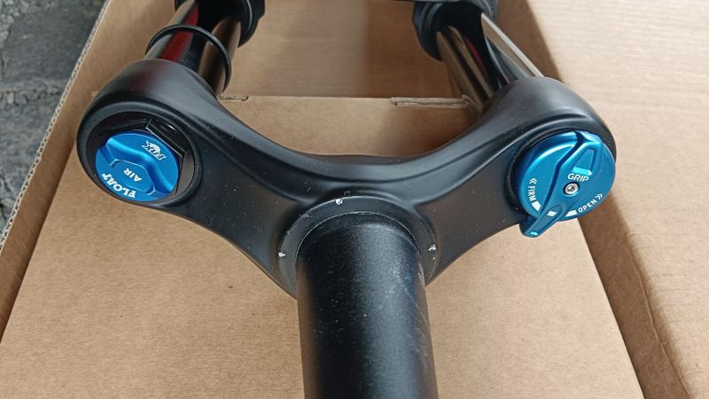 vidlice FOX 2024 PERFORMANCE ELITE 34 a RockShox Recon RL 130mm