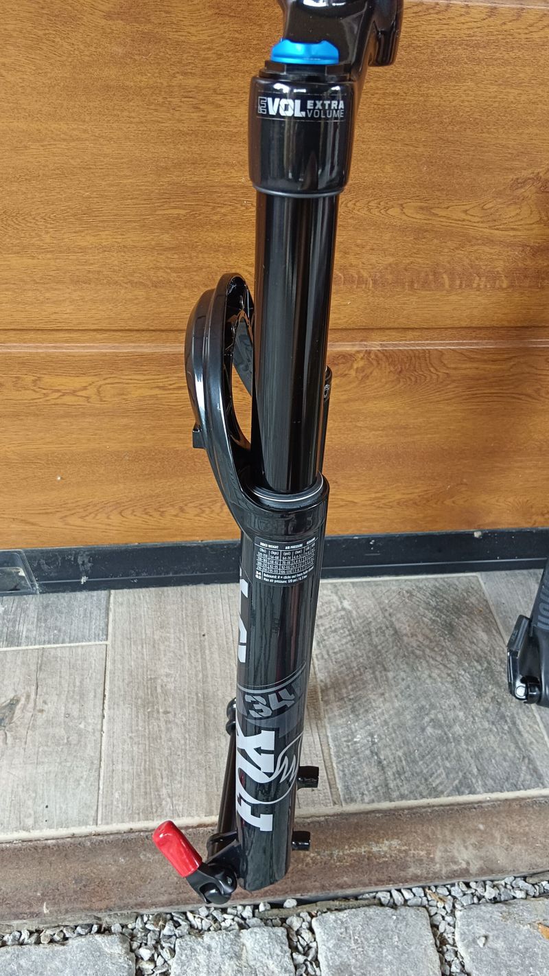 vidlice FOX 2024 PERFORMANCE ELITE 34 a RockShox Recon RL 130mm