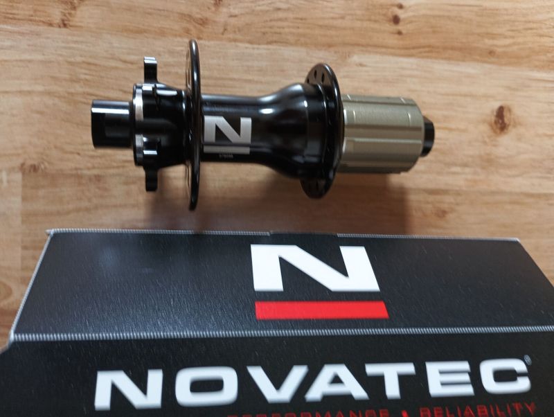 Novatec zadní náboj D792SB -X12 +AGB 11S 28 děr ráfek