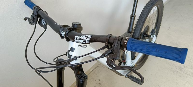Prodám karbonové enduro Cube Stereo 150 Race - velikost S