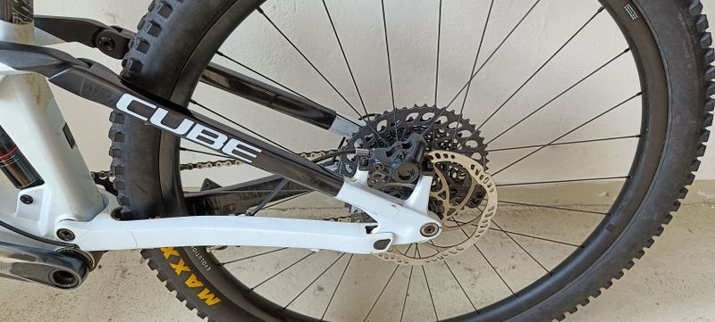 Prodám karbonové enduro Cube Stereo 150 Race - velikost S