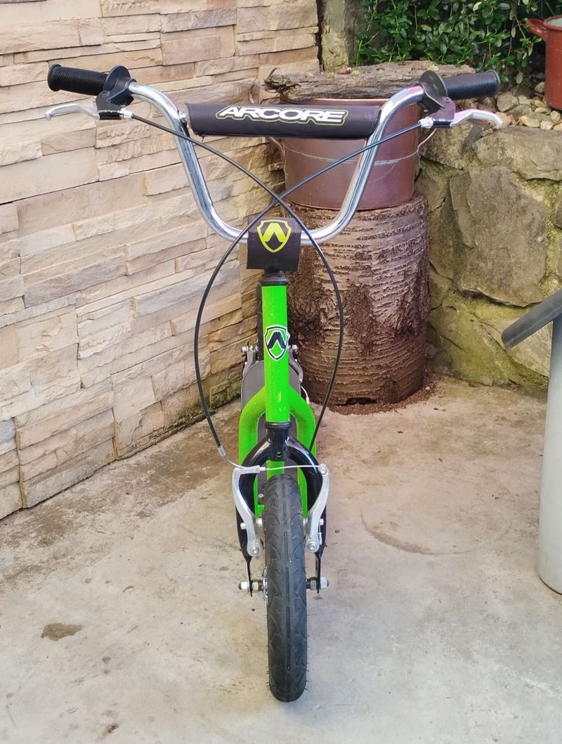 Koloběžka Acore s 12" nafukovacími koly