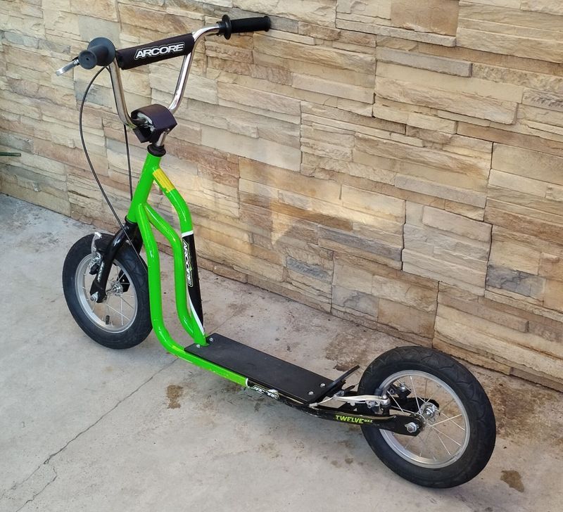 Koloběžka Acore s 12" nafukovacími koly