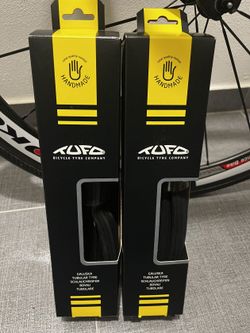 2x silniční galuska TUFO HiCC Carbon 23, 622 x 23 (700x23C) + 2x TUFO lepící páska a 2x TUFO tmel