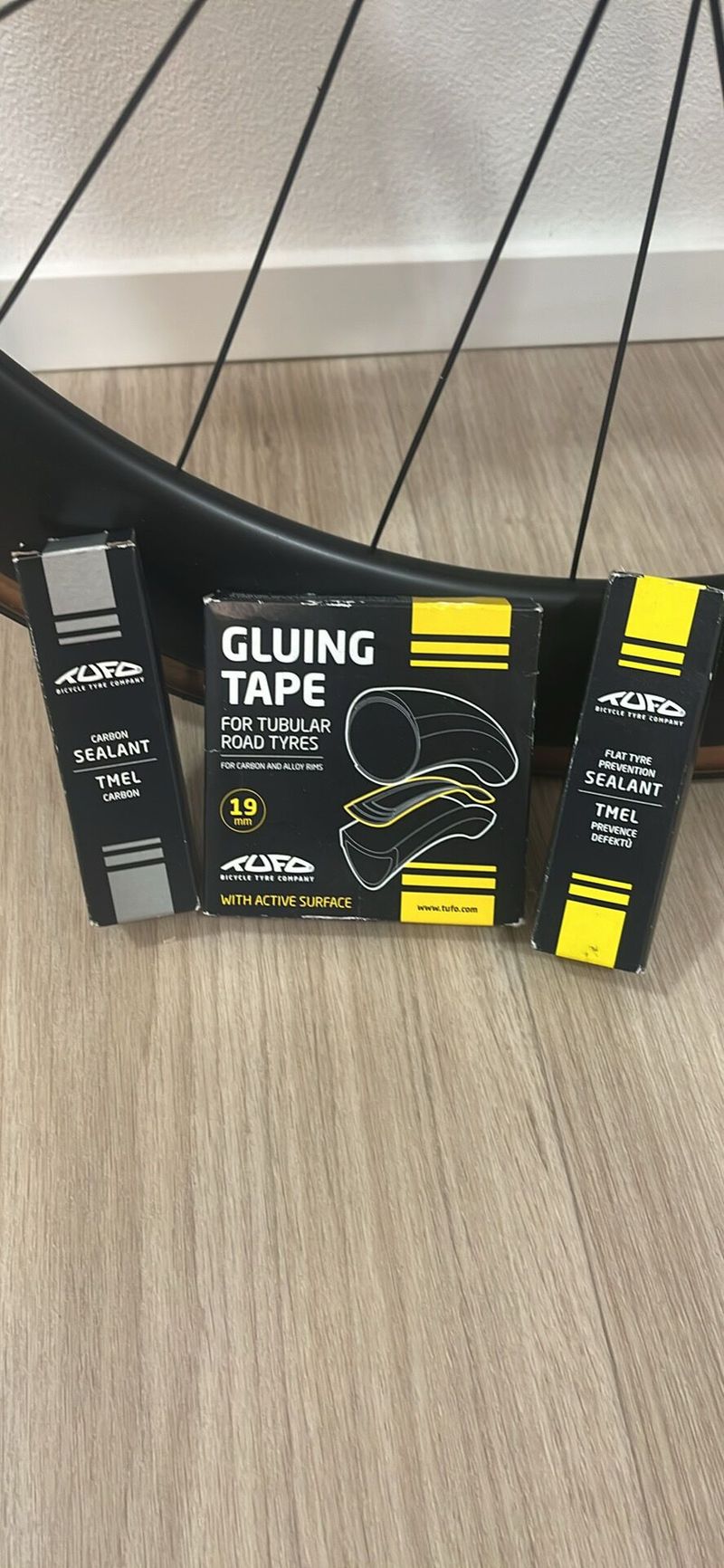 2x silniční galuska TUFO HiCC Carbon 23, 622 x 23 (700x23C) + 2x TUFO lepící páska a 2x TUFO tmel