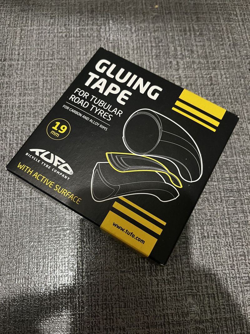 2x silniční galuska TUFO HiCC Carbon 23, 622 x 23 (700x23C) + 2x TUFO lepící páska a 2x TUFO tmel