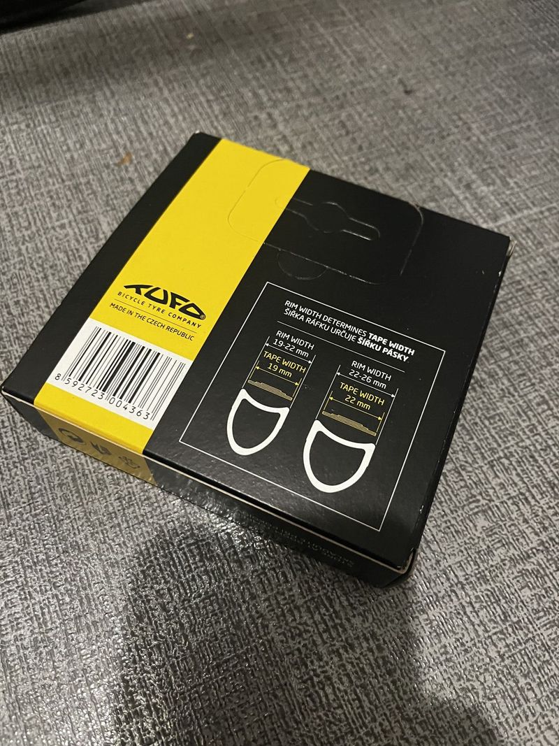 2x silniční galuska TUFO HiCC Carbon 23, 622 x 23 (700x23C) + 2x TUFO lepící páska a 2x TUFO tmel