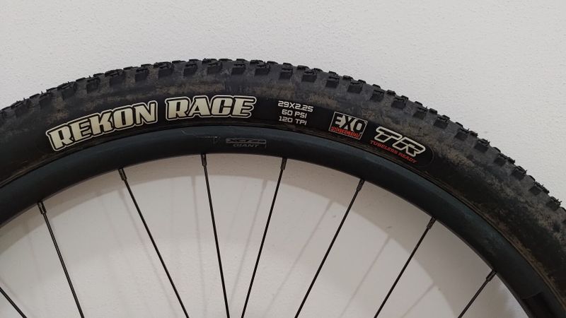 Zapletená kola Giant XCT