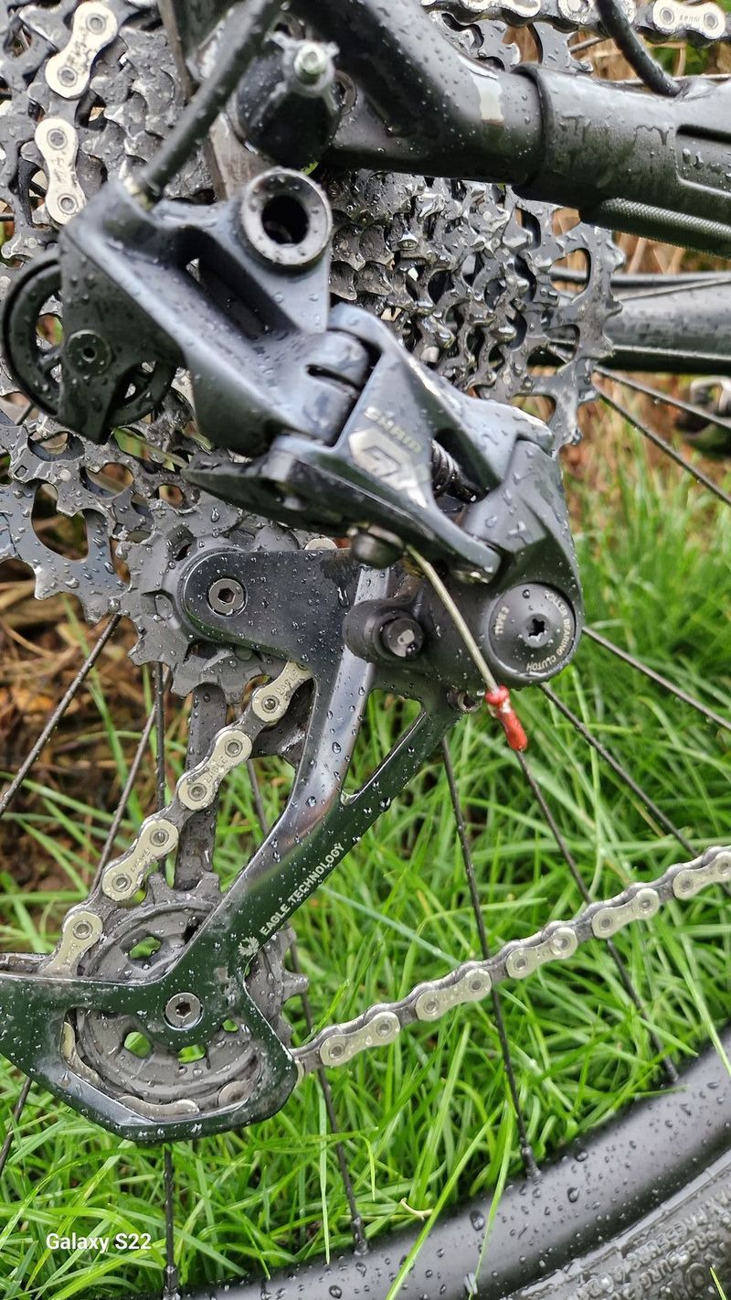 Focus Raven, karbon, 2roky stará sada SRAM GX (téměř nejetá)