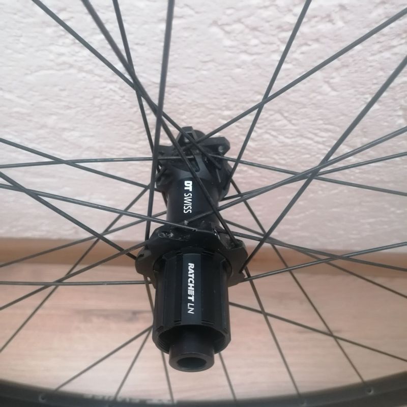 Prodám zadní kolo DT Swiss X1900 Boost