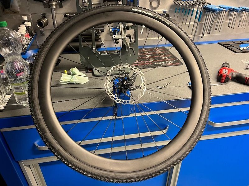 Prodám zapletená karbonová kola Javax na gravel