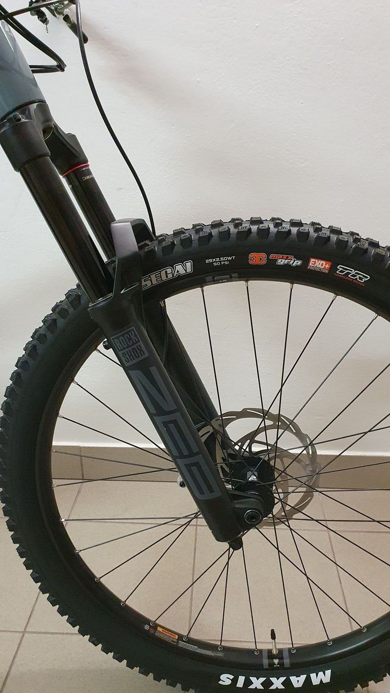 Ghost RIOT AM CF PRO, velikost L, model 2025