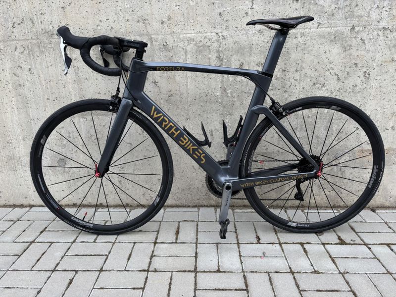 Karbonová aero silnička, vel 55, sada Shimano 105 2x11 