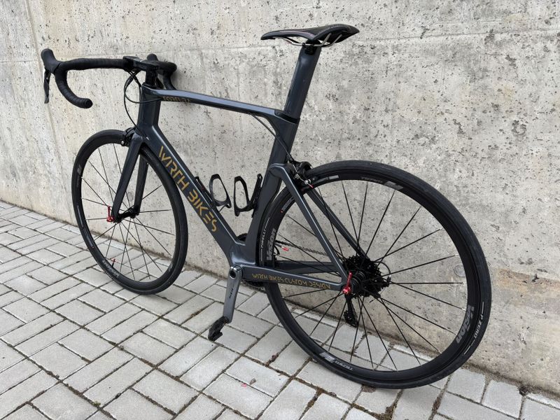 Karbonová aero silnička, vel 55, sada Shimano 105 2x11 