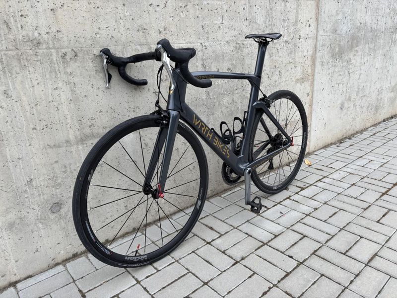 Karbonová aero silnička, vel 55, sada Shimano 105 2x11 