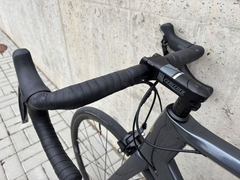 Karbonová aero silnička, vel 55, sada Shimano 105 2x11 