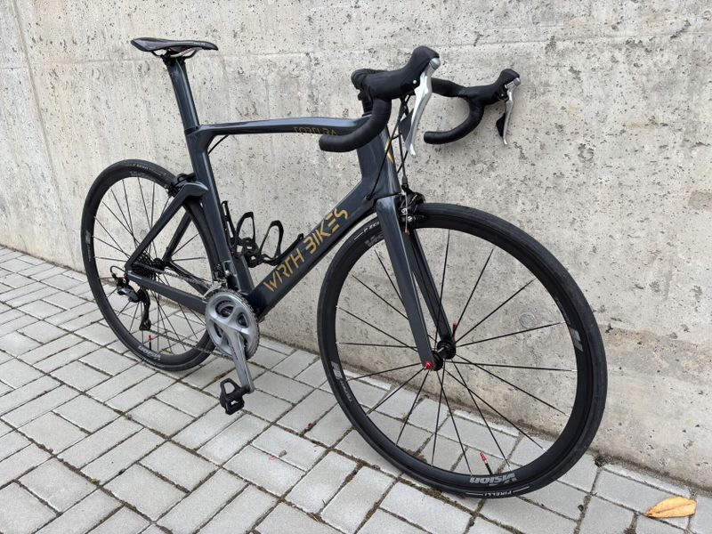 Karbonová aero silnička, vel 55, sada Shimano 105 2x11 