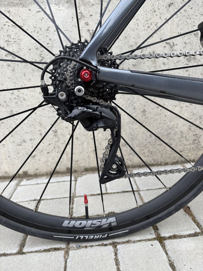Karbonová aero silnička, vel 55, sada Shimano 105 2x11 