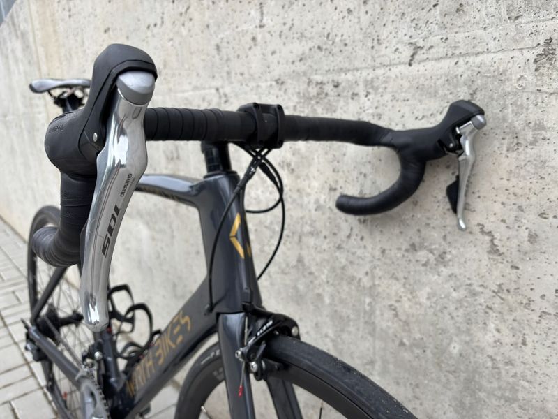 Karbonová aero silnička, vel 55, sada Shimano 105 2x11 