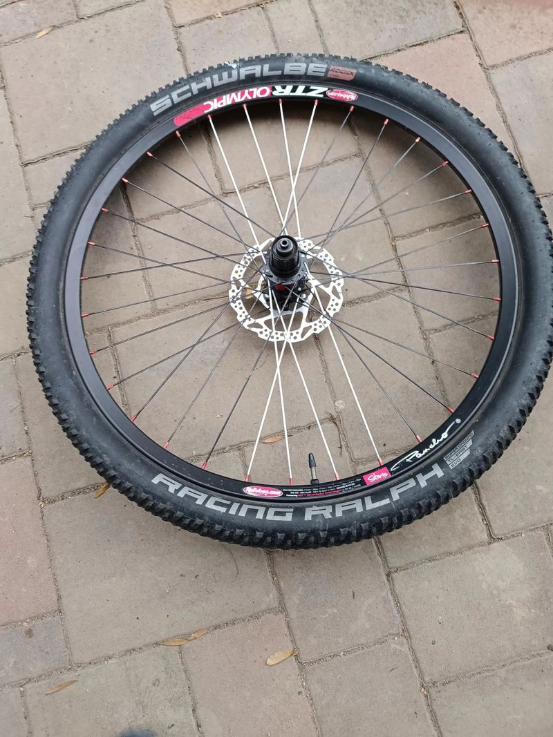Zapletená kola DT Swiss 240 + ZTR Pancho