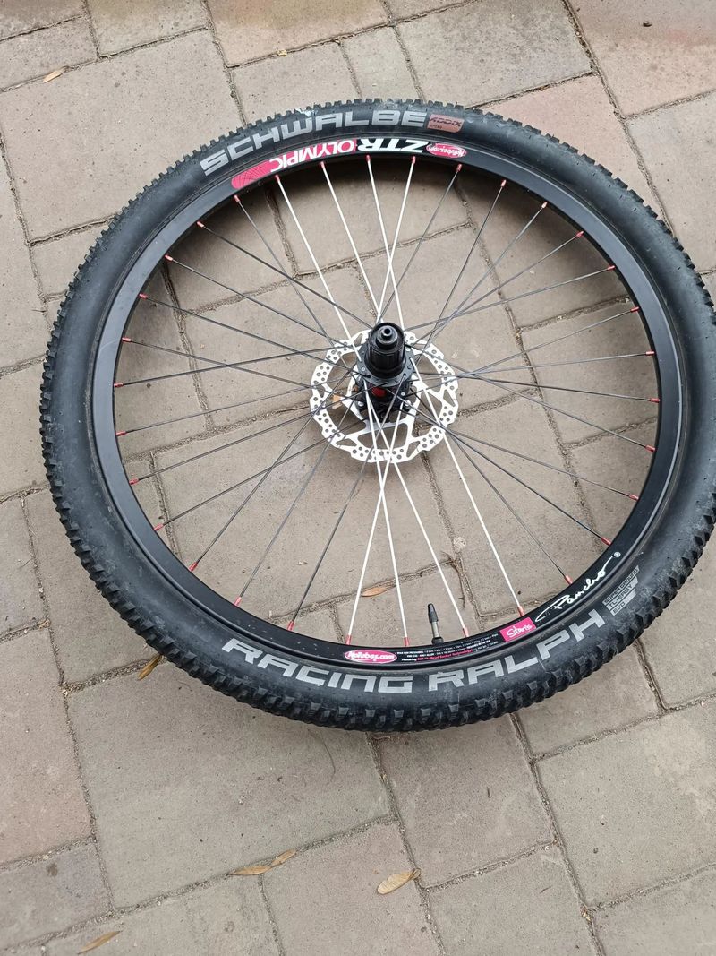 Zapletená kola DT Swiss 240 + ZTR Pancho