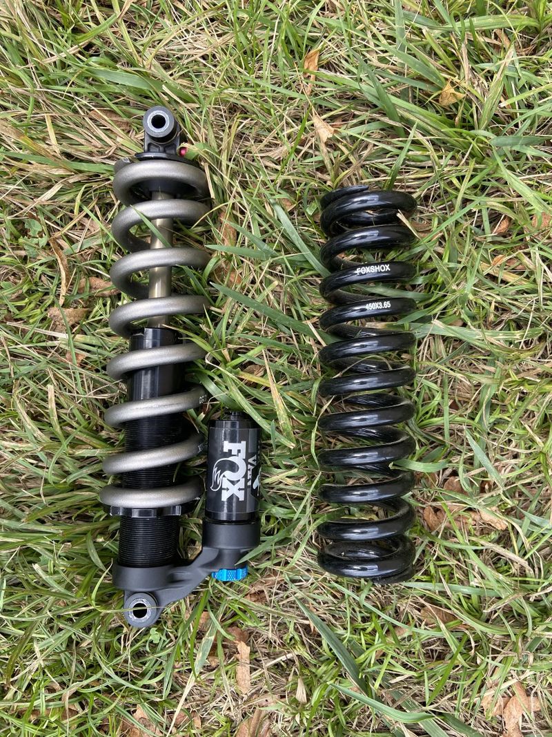 Fox van Performance Titan pružina 220mm