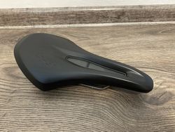 Sedlo Fizik Terra Argo X3 140mm s titanovými lyžinami