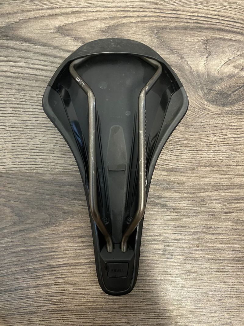 Sedlo Fizik Terra Argo X3 140mm s titanovými lyžinami