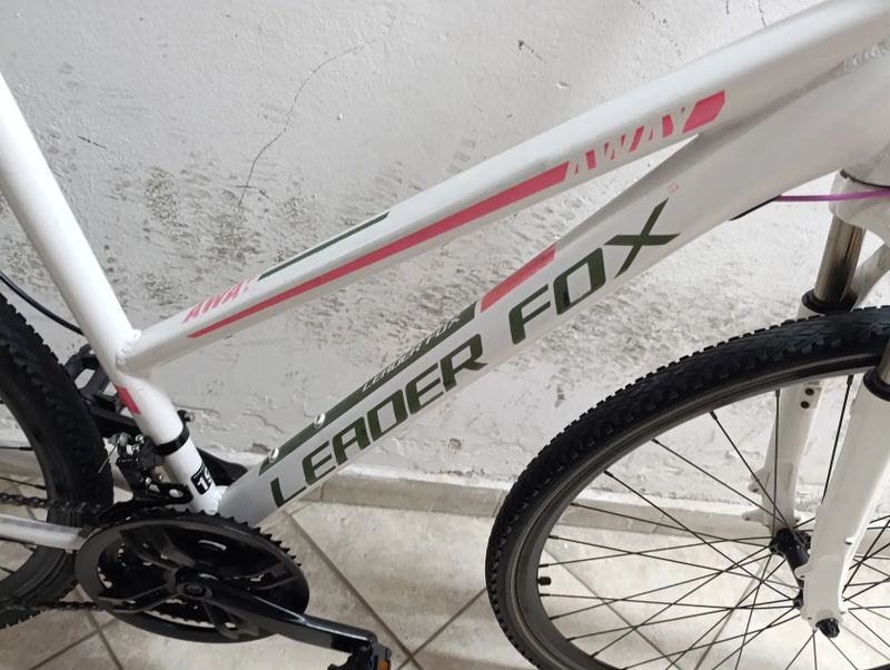 Starší renovované jízdní kolo krosové - trekingové dámské 28" LeaderFox Away