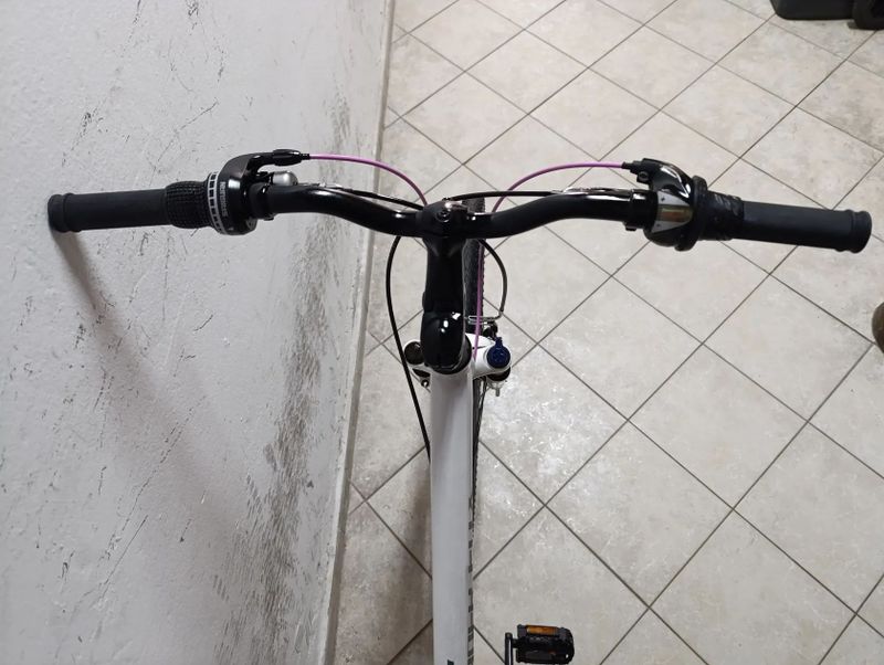 Starší renovované jízdní kolo krosové - trekingové dámské 28" LeaderFox Away