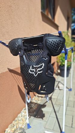 Prodám chránič hrudi a páteře FOX R3