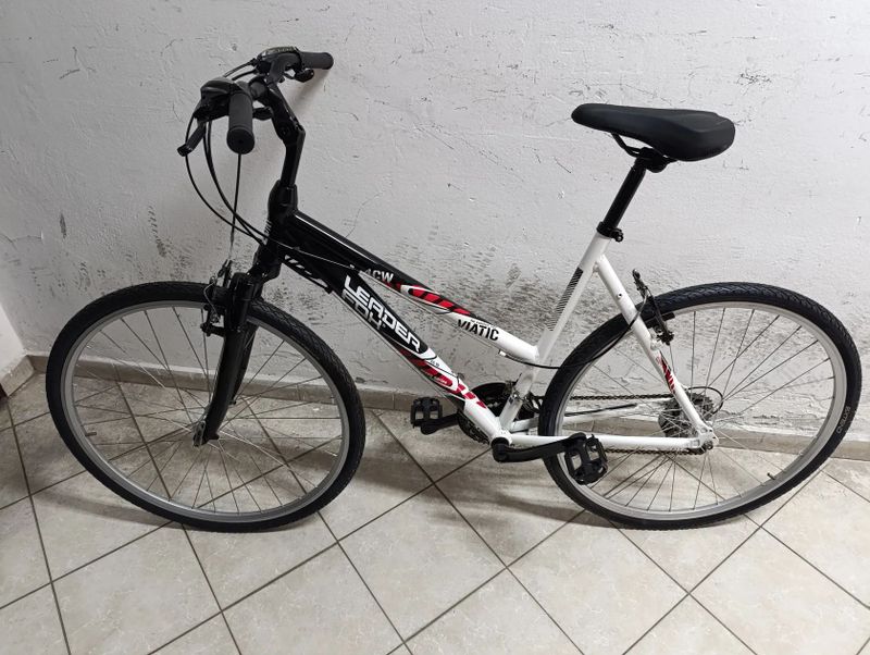 Starší renovované jízdní kolo krosové - trekingové dámské 28" LeaderFox Viatic