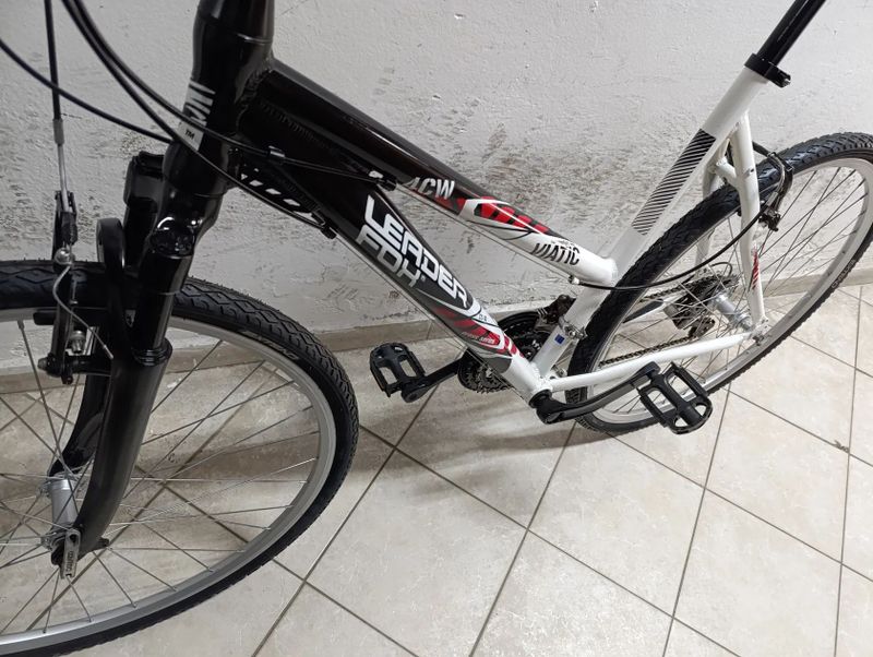 Starší renovované jízdní kolo krosové - trekingové dámské 28" LeaderFox Viatic