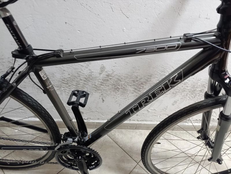 Starší renovované jízdní kolo krosové - trekingové pánské 28" Trek 7300