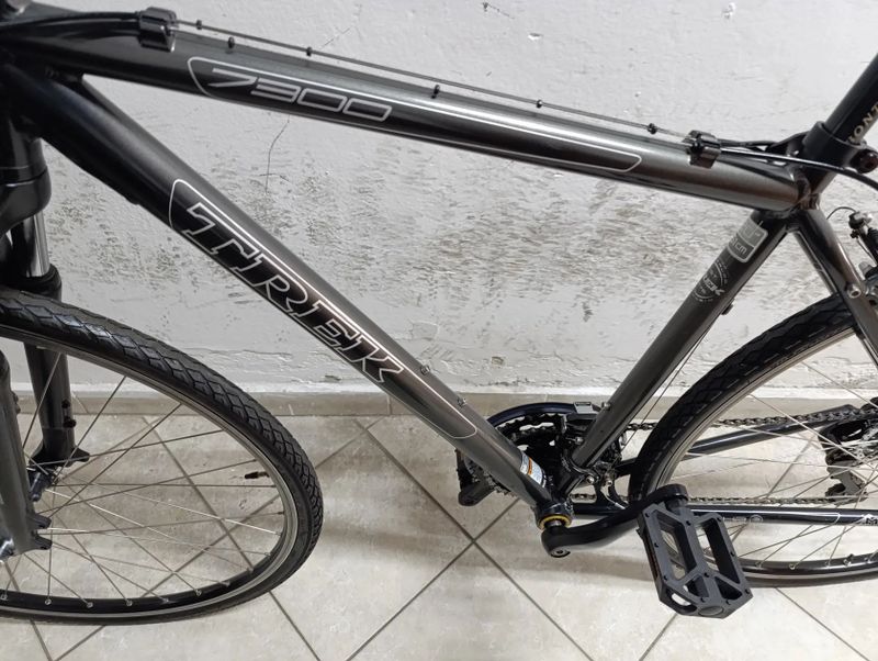 Starší renovované jízdní kolo krosové - trekingové pánské 28" Trek 7300
