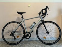 Silniční kolo Triban R100 – výborný stav, doklady, malý nájezd 
