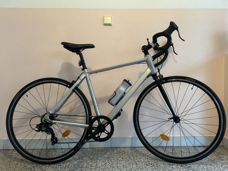 Silniční kolo Triban R100 – výborný stav, doklady, malý nájezd 