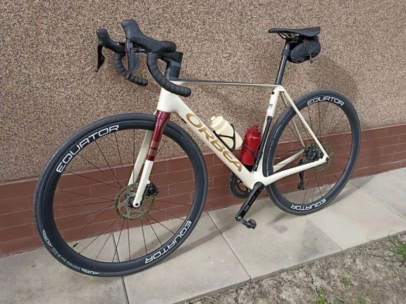Silniční kolo Orbea Orca M30i - Shimano Di2, wattmetr InPeak, karbonová kola Equator 35 mm 